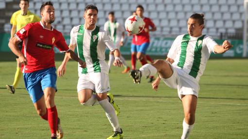 Arnau, del Córdoba B, corta la pelota durante el duelo ante el Real Murcia