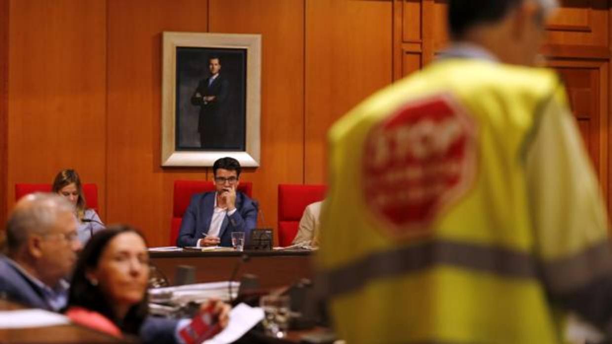 Pedro García (IU) escucha a un trabajador de Cosmos en un Pleno