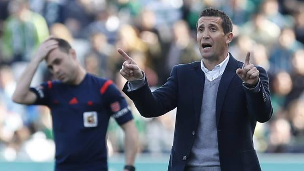 El entrenador del Córdoba, Juan Merino, da instrucciones en un partido con el Betis