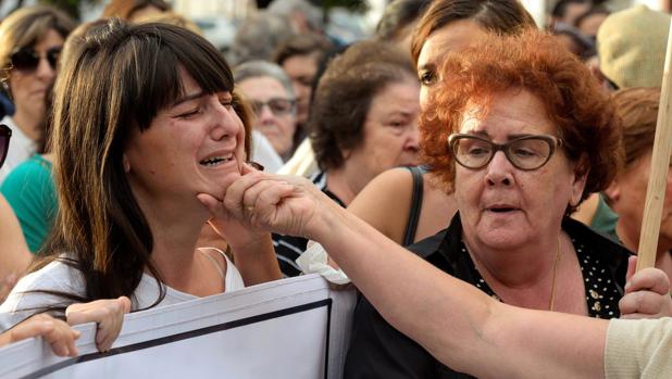 Los familiares de las víctimas del doble crimen de Almonte durante la concentración silenciosa
