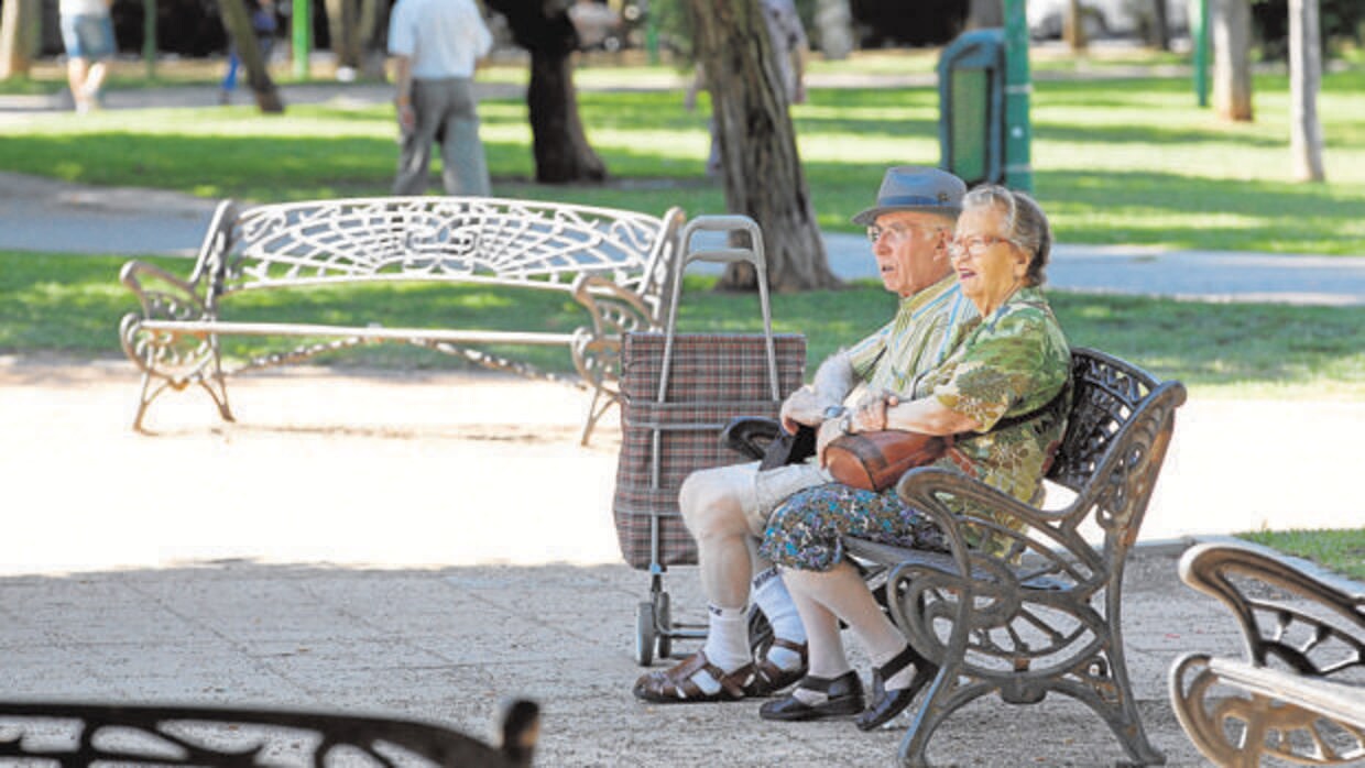 Una pareja de jubilados en un parque del distrito Levante