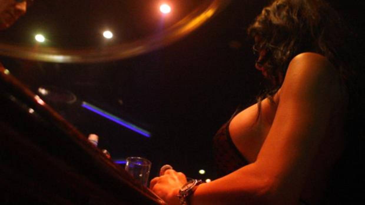 Una joven en un local