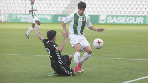 Álvaro Aguado frente al Betis Deportivo en El Arcángel