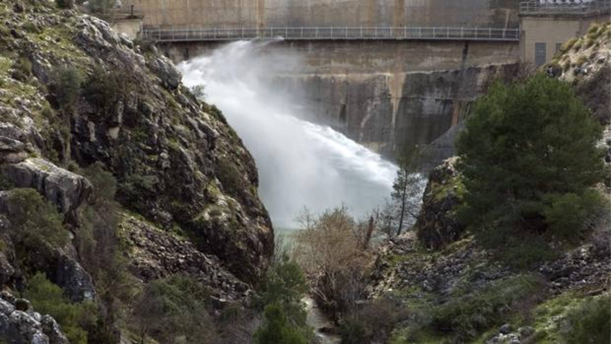 Desembalse controlado en un pantado de Jaén