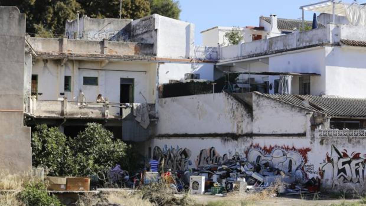 Basura acumulada en el patio del edificio, anexo al solar vacío