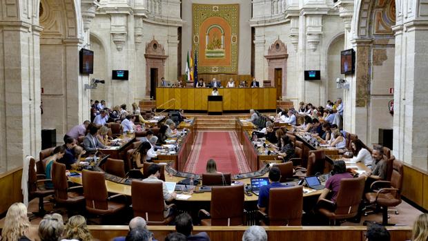 Salón de plenos del Parlamento andaluz