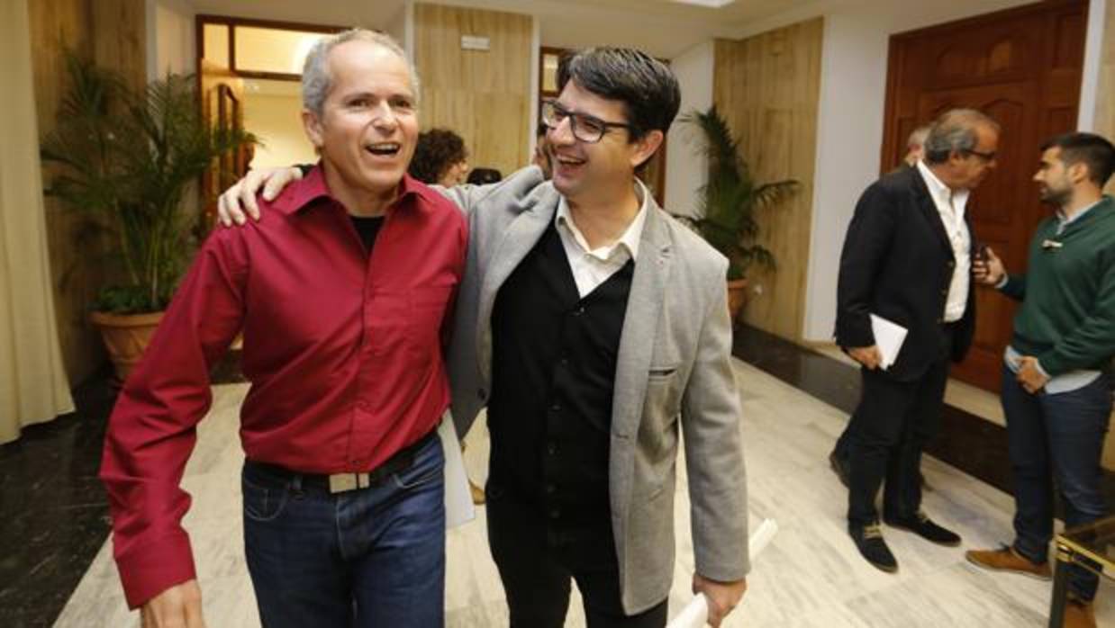 Los portavoces de Ganemos e IU, sonrientes antes de un Pleno