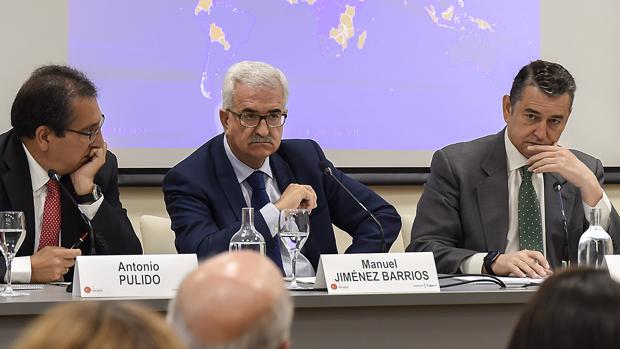 Pulido, Jiménez Barrios y Sanz, en la sesión de este miércoles sobre inmigración y seguridad