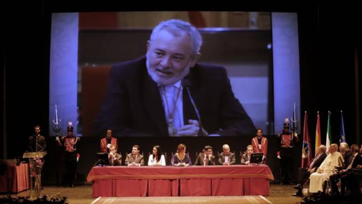 Reconocimiento a Andrés Ocaña en el acto de entrega de las medallas de la ciudad