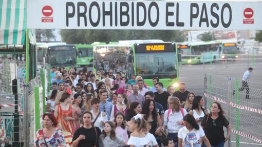 Colas en la parada del autobús de la Feria