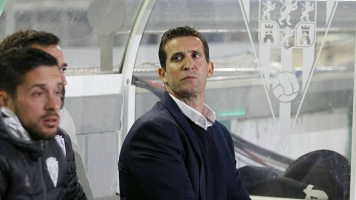 Juan Merino observa la situación desde el banquillo