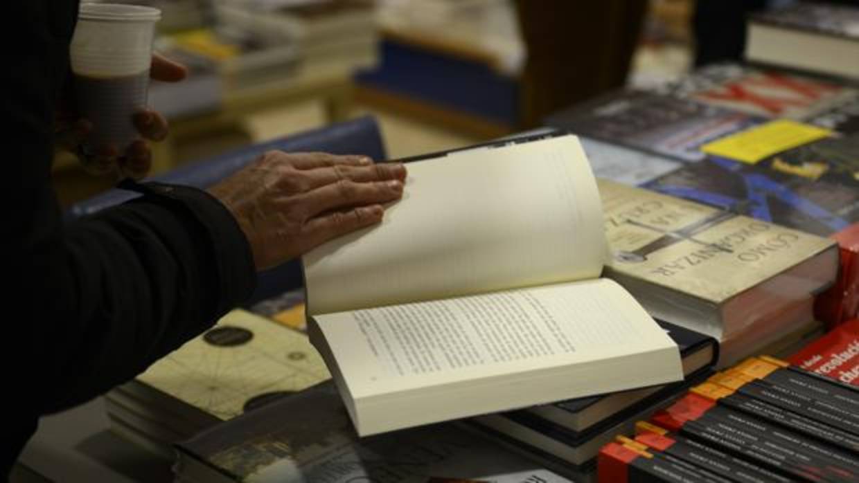 El cliente de una librería ojea una novela