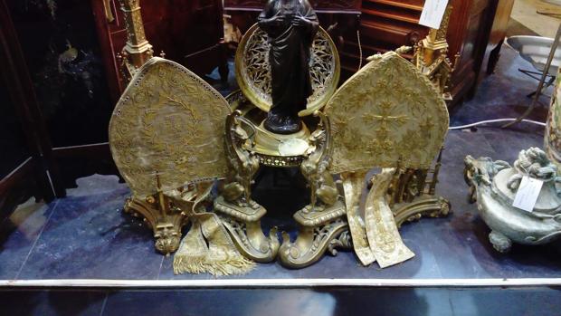 Varias mitras de Félix Romero Menjíbar a la venta en un anticuario