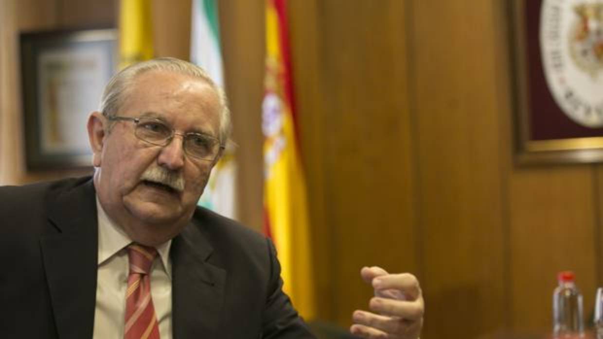 El presidente de la Organización Médico Colegial, Serafín Romero, en el Colegio de Médicos de Sevilla