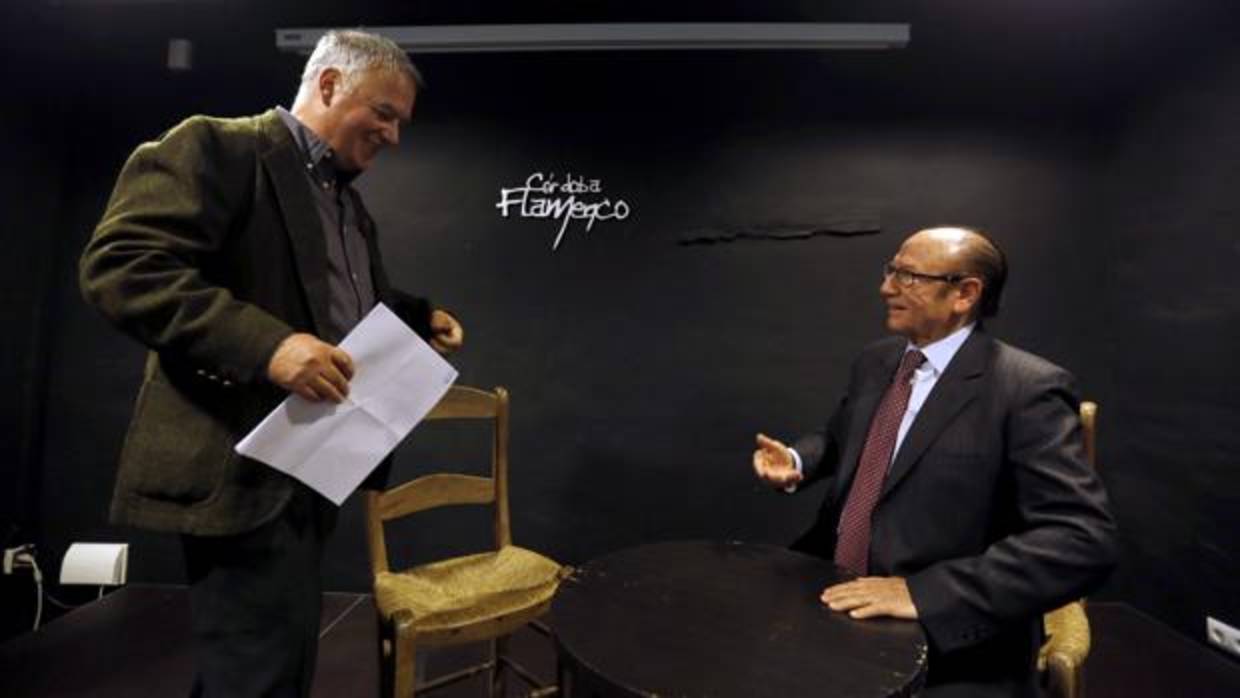 Faustino Núñez y Fosforito, en el inicio del coloquio en la Posada del Potro