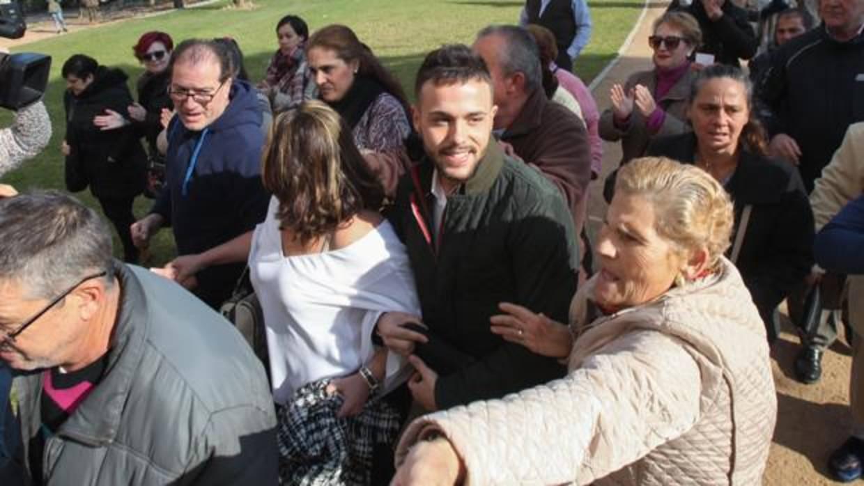 Cristian Menacho, protegido por vecinos del Guadalquivir antes de entrar a los juzgados