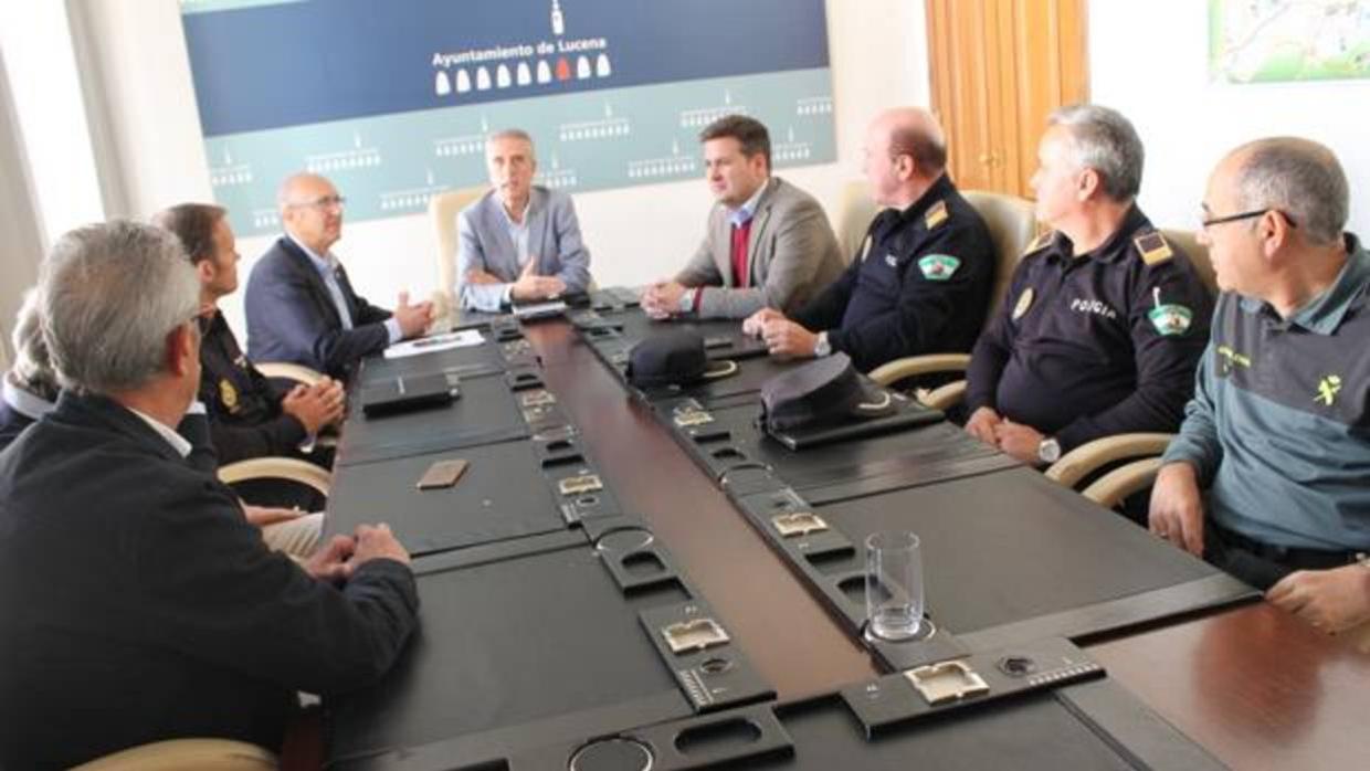Reunión del alcalde de Lucena con los representantes de los cuerpos de seguridad
