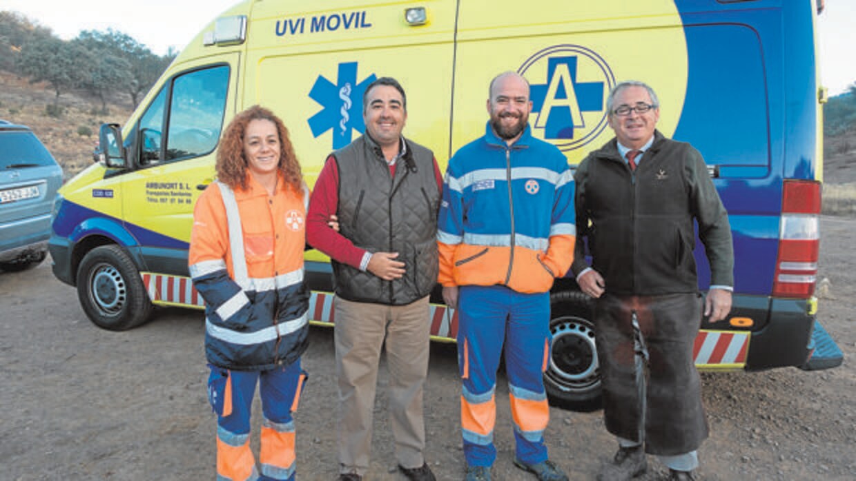 El responsable de Ambunort, Javier Gil, frente a una de las ambulancias de las monterías