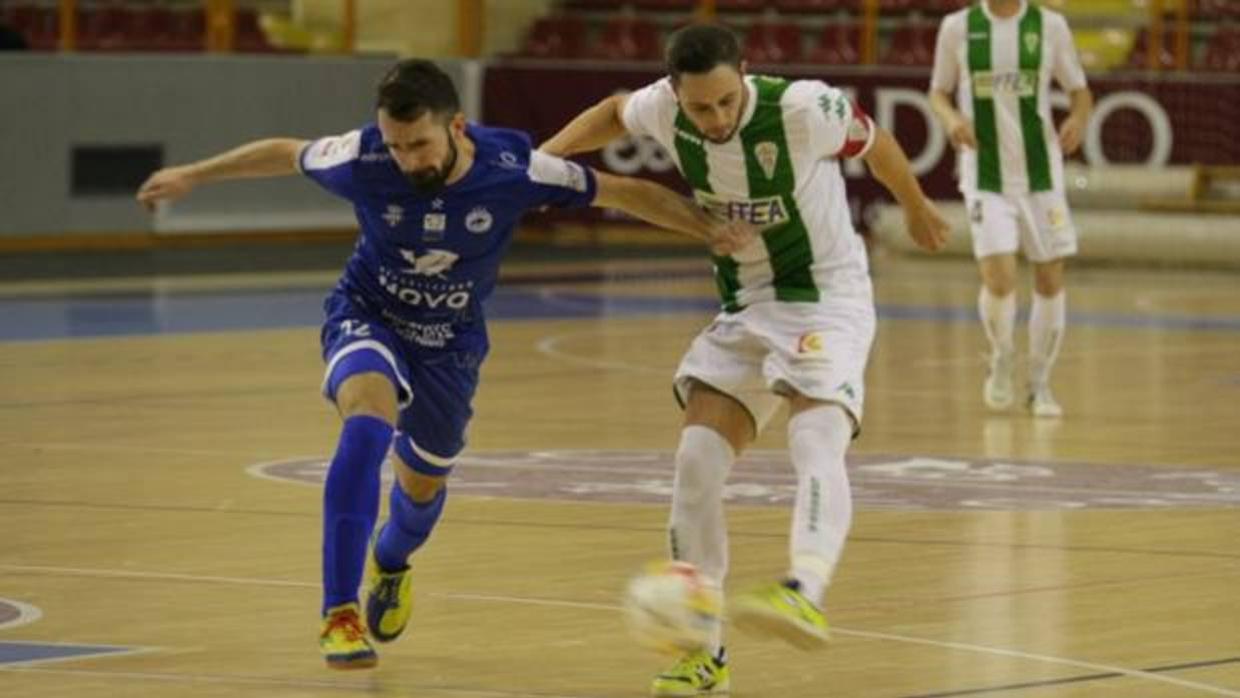 Manu Leal pelea la pelota ante Eric