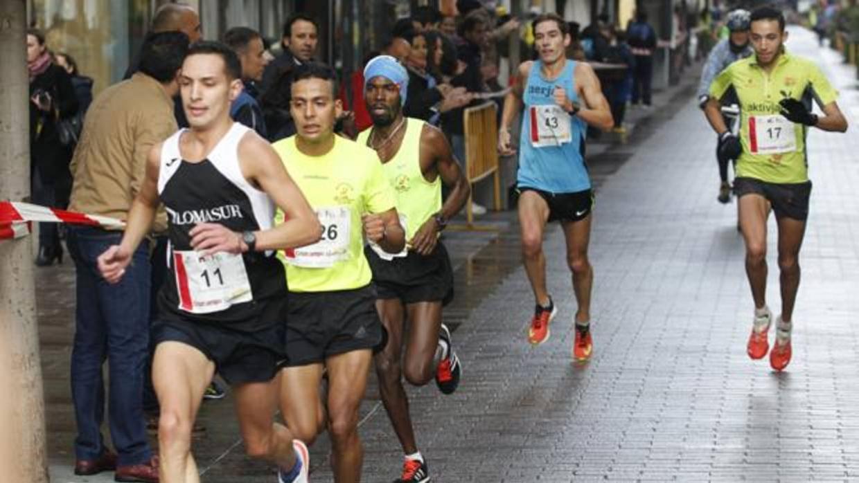 Varios corredores pasan por Cruz Conde en la última edición de la Media de Córdoba
