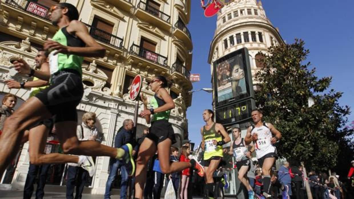 Un momento de la Media Maratón de Córdoba a su paso por el centro de la ciudad