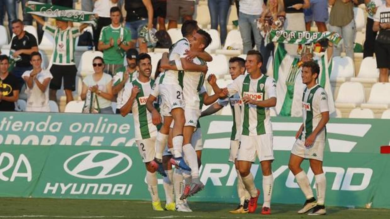 Caballero y Guardiola celebran el gol ante el Alcorcón