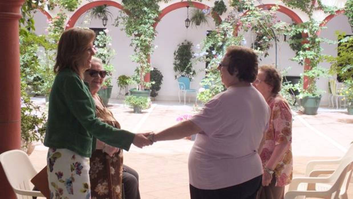 La alcaldesa, en uan visita a la residencia de ancianos