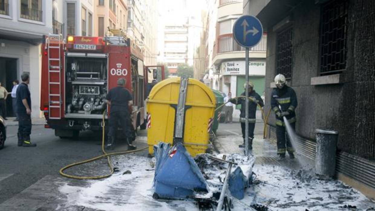 Los bomberos apagan un contenedor en una actuación anterior