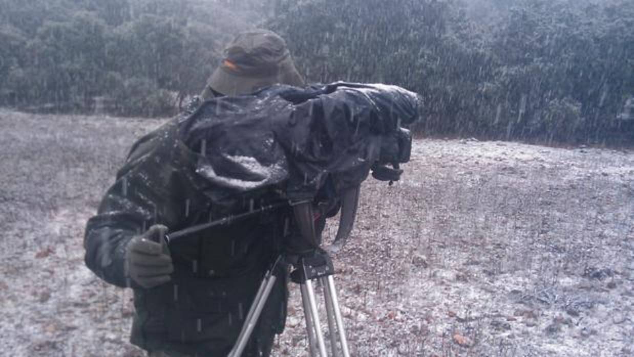Un cámara de la productora del programa «Lances» opera en plena nevada en una montería