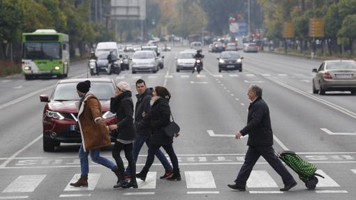 Varias personas cruzan la avenida de Conde de Vallellano