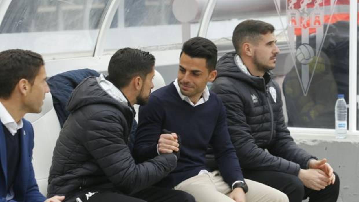 Jorge Romero saluda a Cristóbal Fuentes antes de empezar el partido