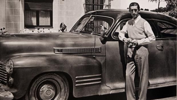 Manolete, de luces y de paisano ante la cámara de Finezas