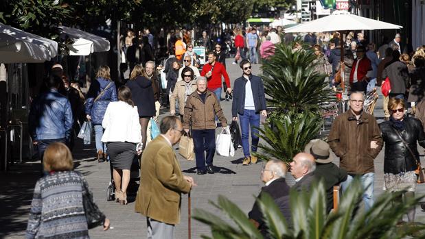 El cambio de Cruz Conde se topa con la negativa de colectivos de comerciantes y vecinos