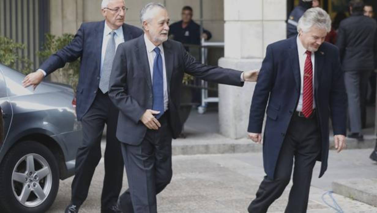 El expresidente de la Junta José Antonio Griñán, a su llegada ayer a la Audiencia Provincial de Sevilla