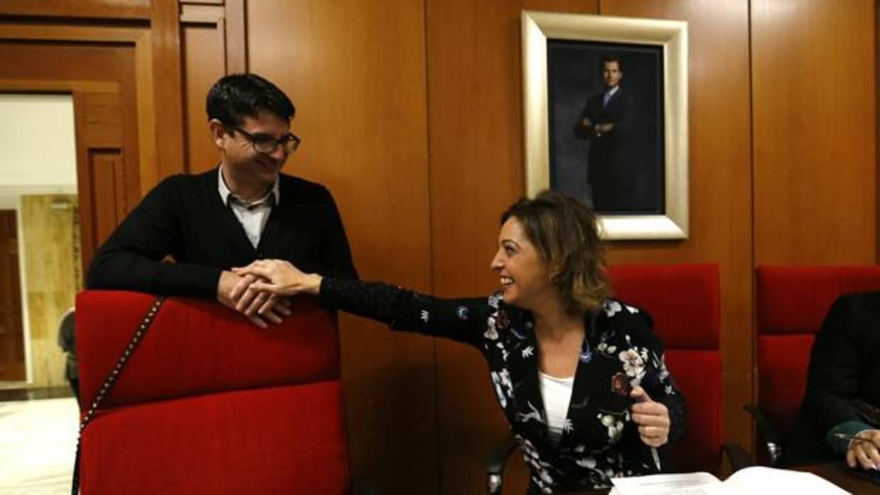 Ambrosio saluda a García, en el Pleno de este martes