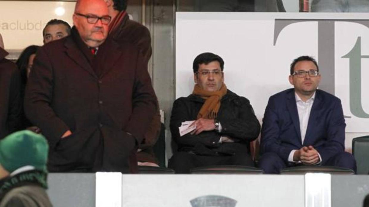 Jesús León, en el centro, el miércoles en el palco VIP de El Arcángel