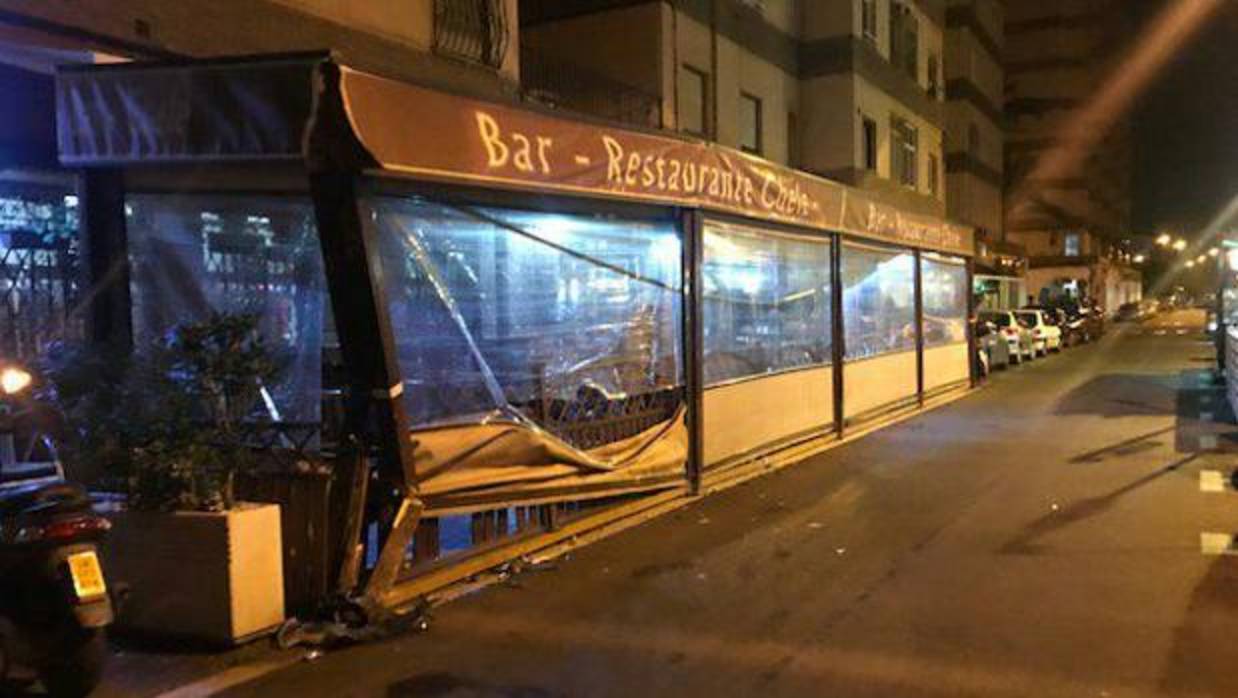 El bar El Chele tras el impacto del vehículo