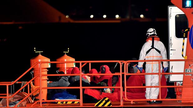 Salvamento rescata a 34 personas en el mar de Alborán