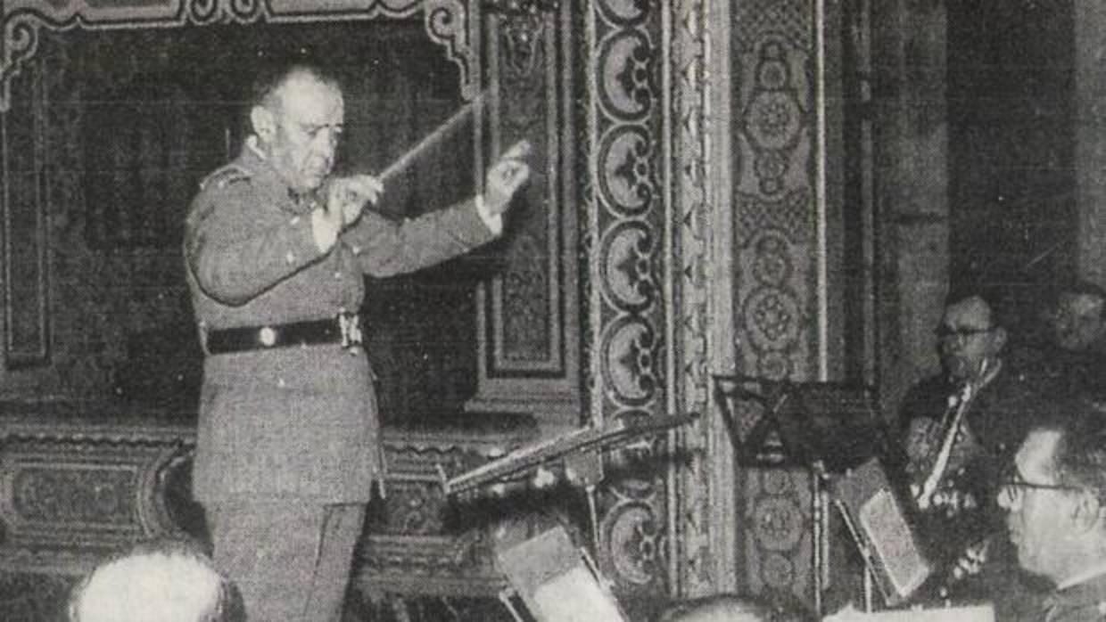 Pedro Gámez Laserna, dirigiendo a Soria 9