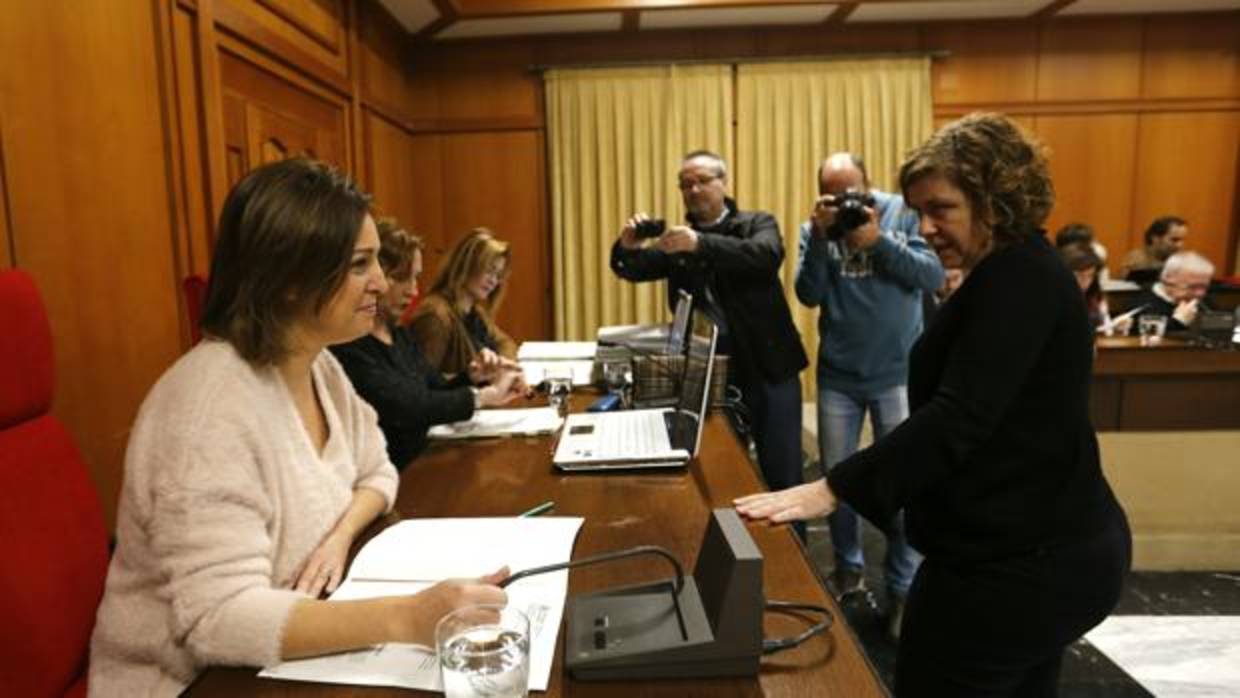 La alcaldesa junto a Alba Doblas en el Pleno municipal
