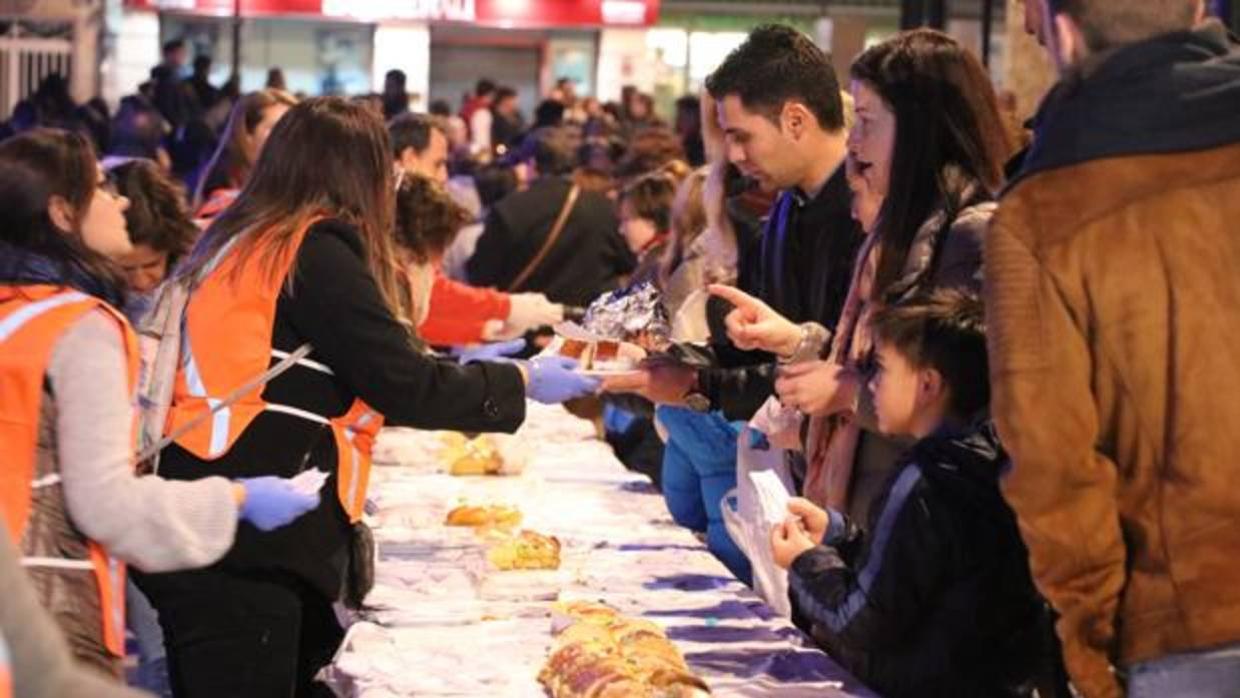 Reparto del Roscón de Reyes solidario de Lucena