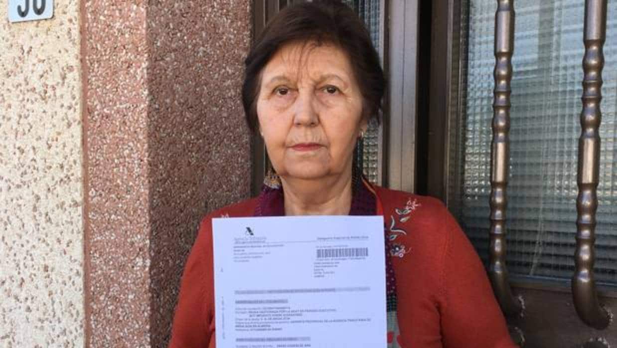 Ana Pérez muestra la notificación de apremio de la Agencia Tributaria