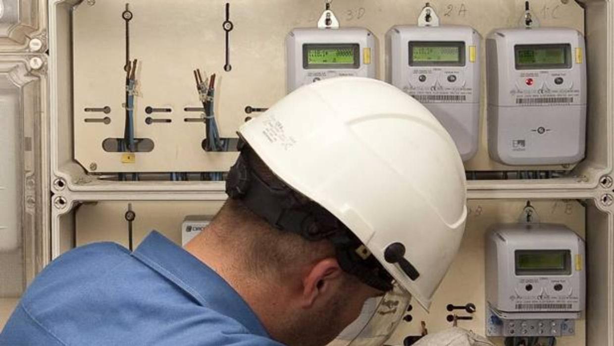 Un operario de Endesa trabaja con unos contadores
