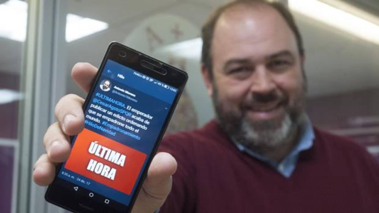 Antonio Moreno con el primer mensaje de Twitter con que ha contado el misterio navideño