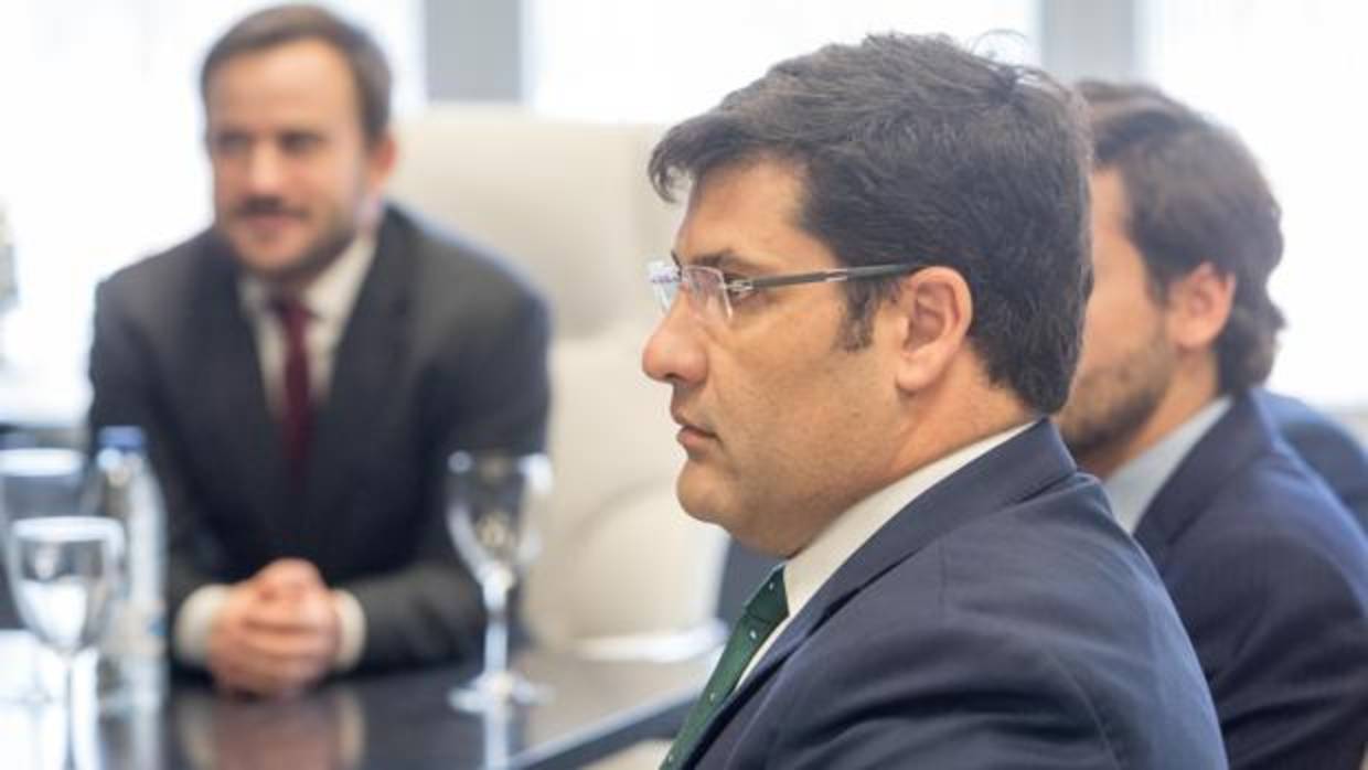 Jesús León y Luis Oliver, tras abandonar la notaría madrileña