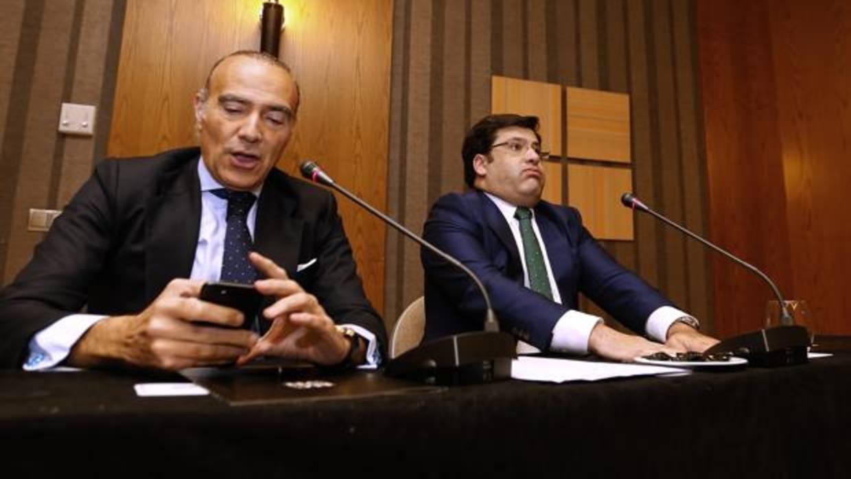 Luis Oliver mira el móvil y Jesús León resopla antes de la rueda de prensa