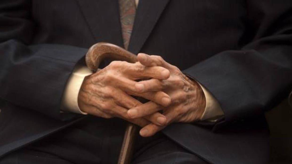 Las manos del fallecido poeta