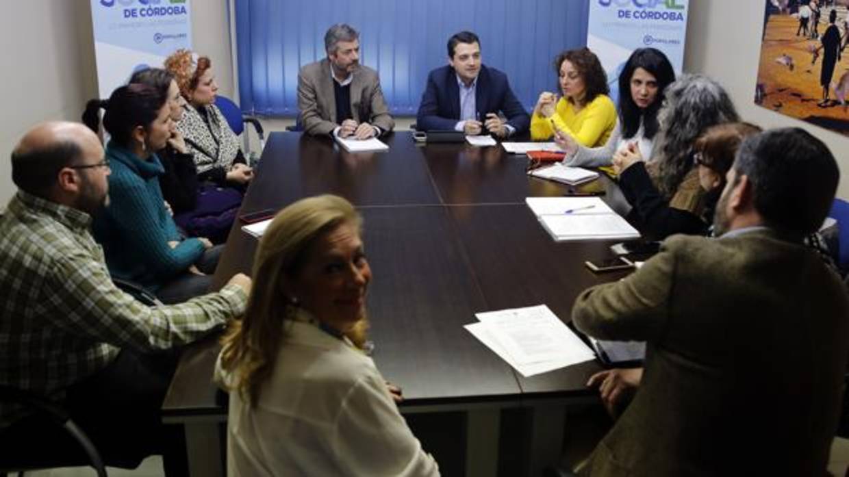 Un momento de la reunión que tuvo lugar ayer entre el PP y la plataforma de AMPAs Niños del Sur