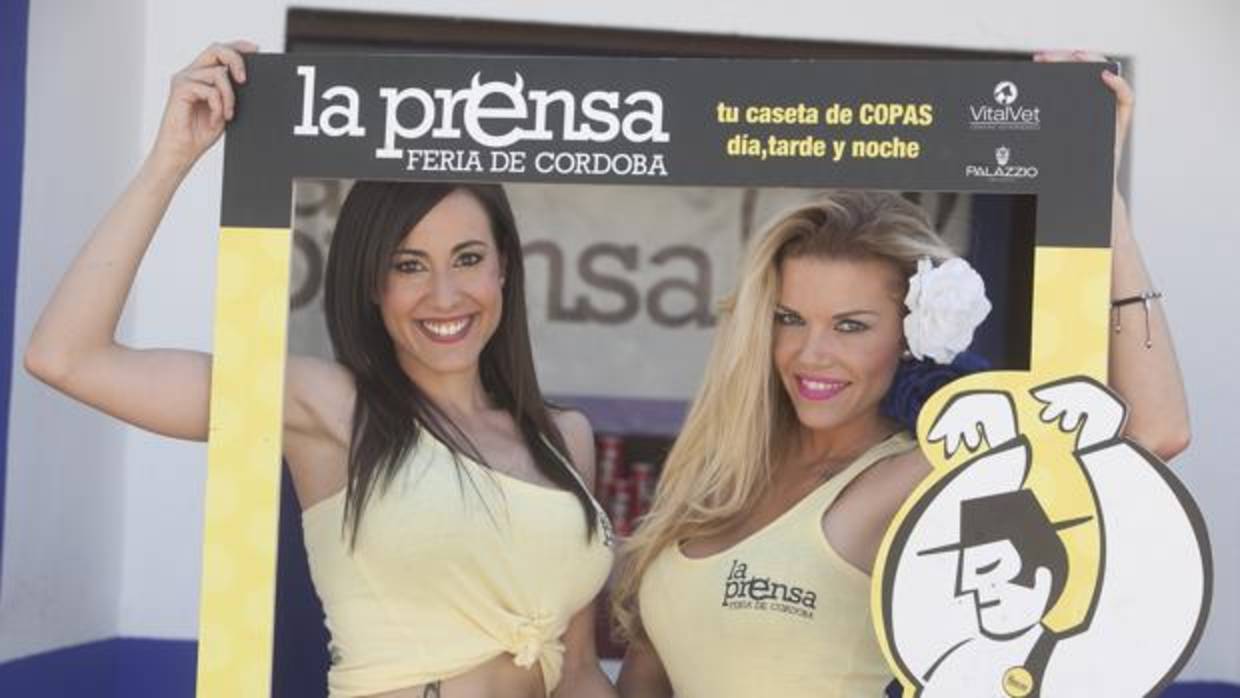 Dos jóvenes en la caseta de la Prensa