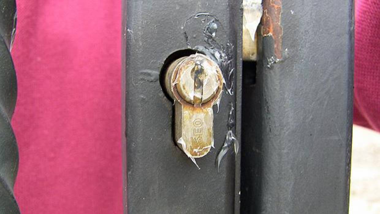 Detalle de una de las cerraduras que han sido inutilizadas en negocios del centro de Lucena